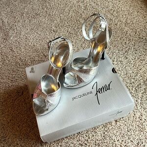 Jacqueline Ferrar size 6